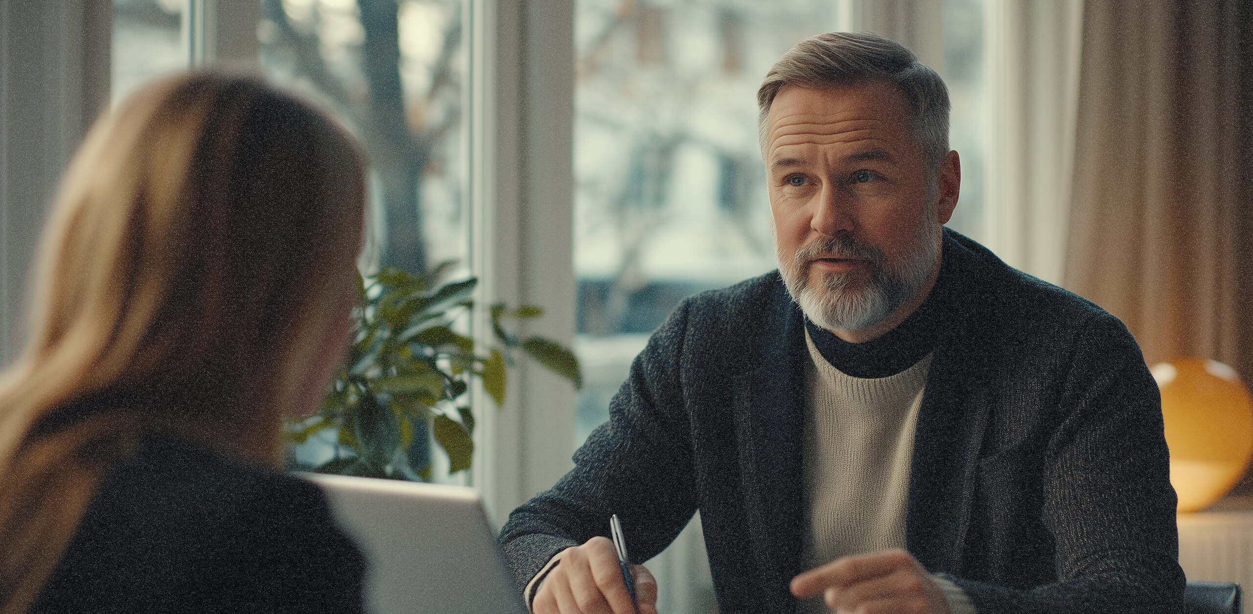 En man som jobbar på en Redovisningsbyrå förklarar vad han gör för en svensk småföretagare